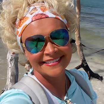 Shell guide and Florida master naturalist Amanda's headshot.